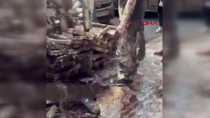 Boya yapan 3 işçi iskeleden düştü