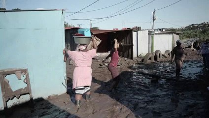 المنكوبون جراء الفيضانات في جنوب إفريقيا لا يملكون سوى بعض الملابس