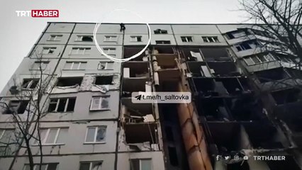 Harkiv'de bir kişi evinden eşyalarını alırken duvar çöktü