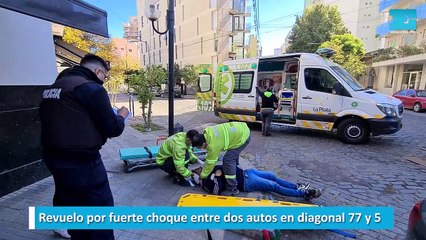 Revuelo por fuerte choque entre dos autos en diagonal 77 y 5
