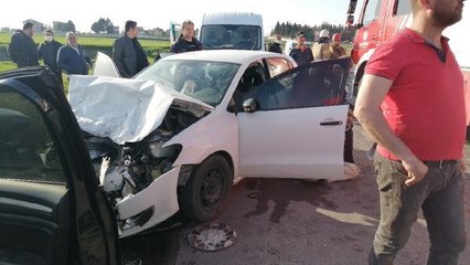 SİLİVRİ'DE İKİ OTOMOBİL KAFA KAFAYA ÇARPIŞTI 4 YARALI