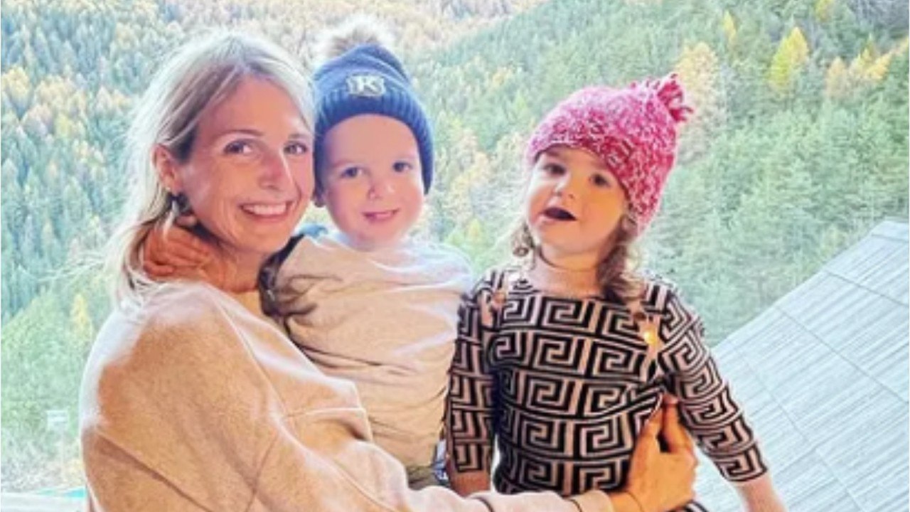 VOICI : Ambre Dol (Familles nombreuses) : son fils apparaît le visage gonflé, elle rassure les fans