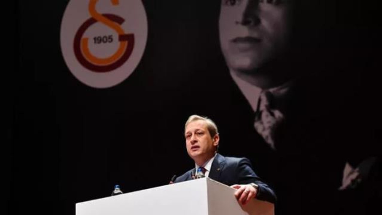 "Son kez karşınızdayım" diyen Galatasaray Başkanı Burak Elmas'tan camiaya çağrı