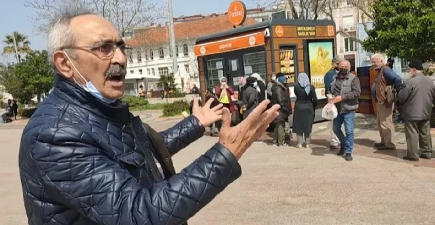 Ucuz pide kuyruğunda bekleyen emekli: Bizim kaderimiz kuyruklarda böyle beklemekle mi geçecek?