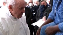 El papa Francisco se postra ante los presos para lavar y besar sus pies