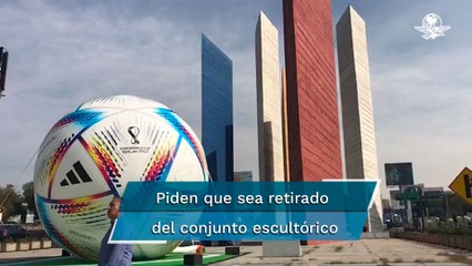 Balón gigante del mundial en Torres de Satélite disgusta a colonos