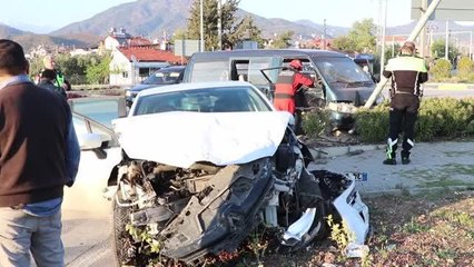 Kamyonet ile otomobilin çarpıştığı kazada 5 kişi yaralandı