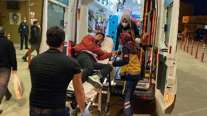 SPOR KOMPLEKSİNİN PARKINDA TARTIŞTIĞI GENCİ BACAĞINDAN BIÇAKLADI