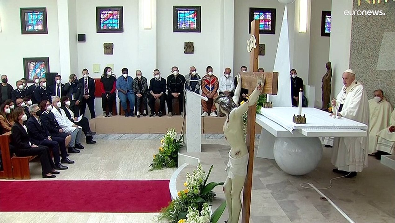 „anderen dienen, nicht andere ausbeuten“: papst nimmt fußwaschung bei häftlingen vor