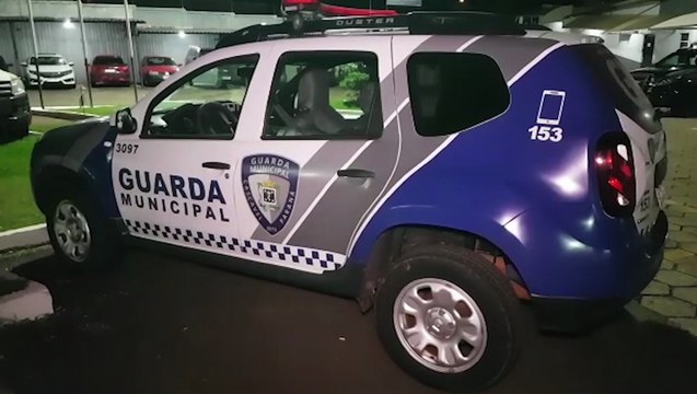 Após denúncias de manobras com veículo, dois indivíduos são levados até a delegacia portando munições de arma de fogo