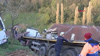 Gecekondunun üzerine TIR devrildi