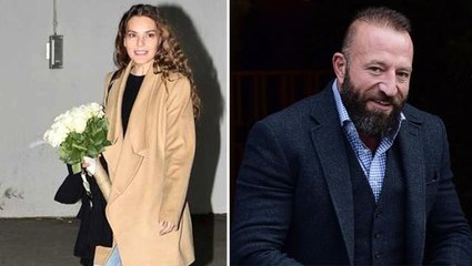 Sahneye çıkan Aslı Enver'e sevgilisi Önder Öztarhan'dan beyaz gül jesti