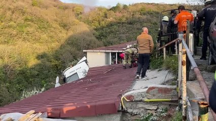 Sarıyer'de tırın gecekondunun üzerine düşmesi sonucu 6 kişi yaralandı (2)