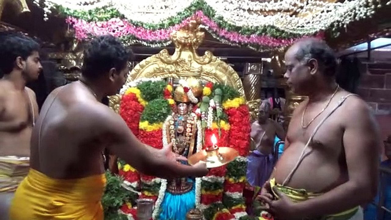 வைகையில் இறங்கும் கள்ளழகருக்கு ஸ்ரீவில்லிபுத்தூர் ஆண்டாள் சூடிக்கொடுத்த மாலை