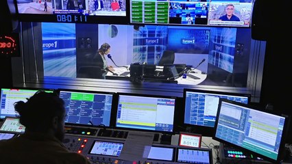 Présidentielle : Emmanuel Macron en génuflexion sur le parvis de Notre-Dame de Paris