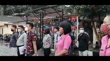 Sat Narkoba dan Bhayangkari Polresta Mataram Berbagi Takjil On The Road