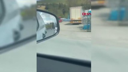 EYÜPSULTAN'DA TRAFİKTE TARTIŞTIĞI SÜRÜCÜNÜN ARACINA SOPAYLA VURDU