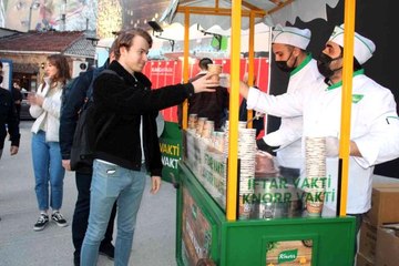 İftar vakti Kadıköy sokaklarını çorba kokusu sardı