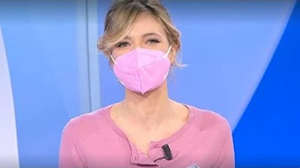 Monica Giandotti conduce Unomattina indossando la mascherina Ffp2: è entrata in contatto con una per