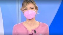 Monica Giandotti conduce Unomattina indossando la mascherina Ffp2: è entrata in contatto con una per