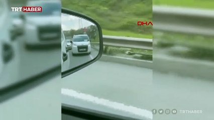 Trafikte tartıştığı sürücünün aracına sopayla vurdu