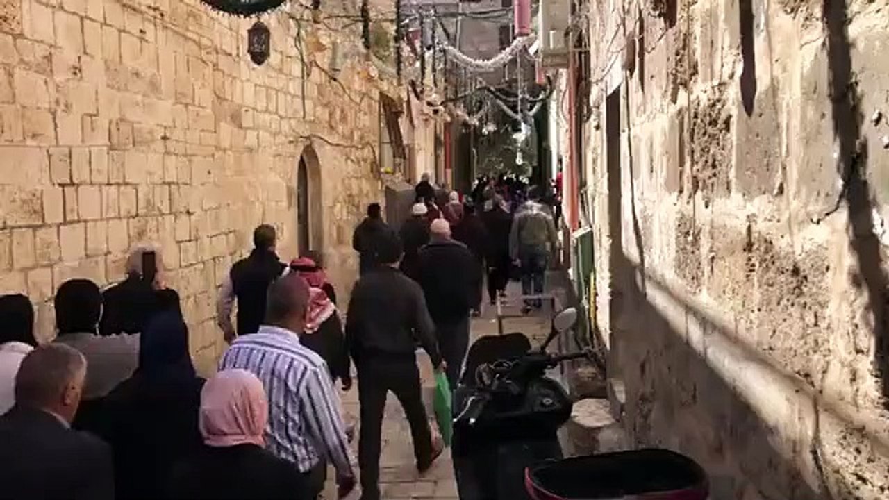 مئات المصلين يتمكنون من دخول المسجد الأقصى المبارك عقب فتح باب الأسباط