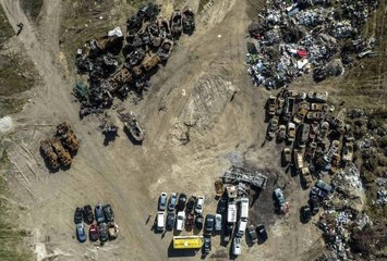 Bucha'da boş arazi araç mezarlığına döndü