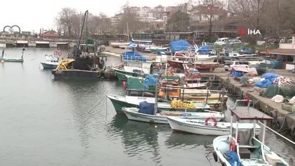 Denizlerde avlanma yasağı başladı: Sezonun son balıklarını tezgahlara ulaştıran balıkçılar, ağlarını onarıyor