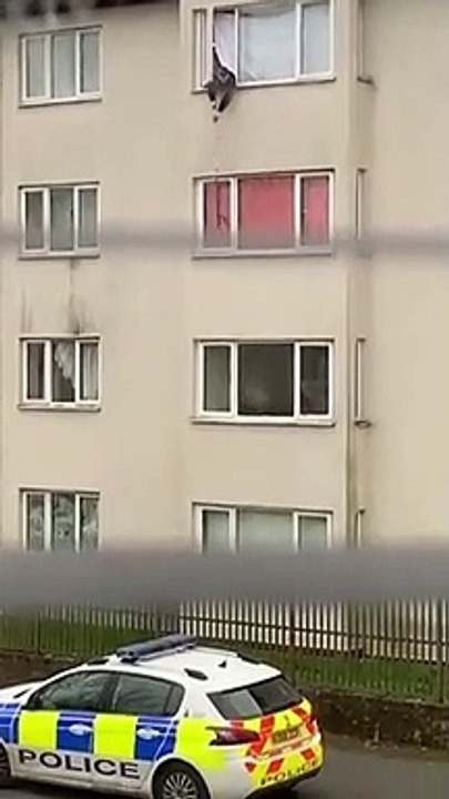 Un suspect a le temps de s'échapper par la fenêtre avant une perquisition !