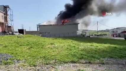 Arnavutköy'de bulunan 2 katı bir depoda yangın çıktı