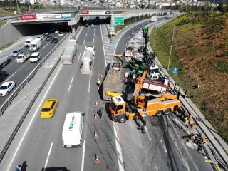 TEM'de manevra yapan tır dorsesindeki iş makinesi yola düştü