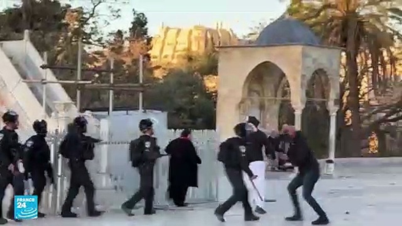 مواجهات بين الشرطة الإسرائيلية وفلسطينيين في المسجد الأقصى