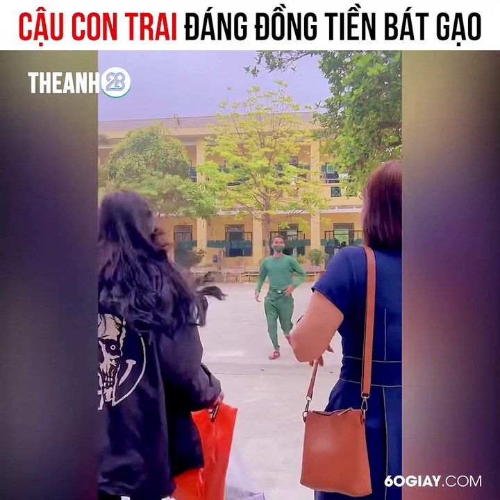 Vào thăm nuôi, anh bộ đội tay ôm người yêu nhưng mắt vẫn hướng về mẹ