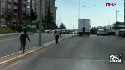 Kamyonet arkasına tutunan çocuk ölümden döndü