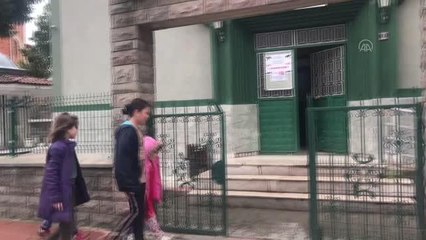 KASTAMONU - Cami imamı namaza gelen çocuklara çikolata ikram ediyor