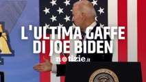 Usa, l'ultima gaffe di Joe Biden: stretta di mano immaginaria nell'imbarazzo generale