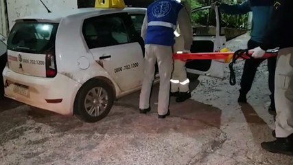 Homem fica ferido após colidir contra dois carros em estacionamento de restaurante