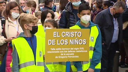 Túnicas con los colores de la bandera de Ucrania en la procesión del Cristo de los Niños en Madrid