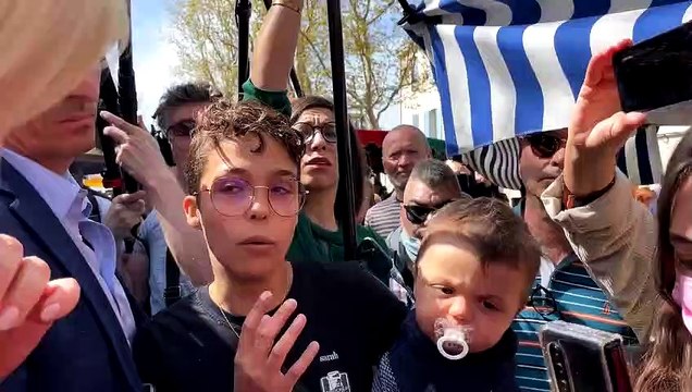 Interrogée par une femme sur le mariage pour tous, Marine Le Pen affirme qu'elle ne retirera aucun droit aux Français si elle est élue présidente - VIDEO