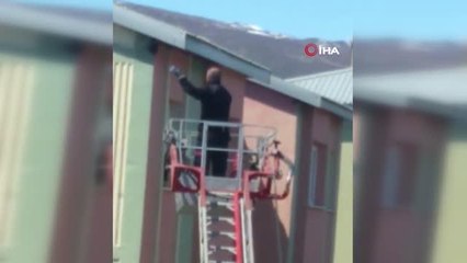 Son dakika... Çatıda mahsur kalan kargayı itfaiye kurtardı