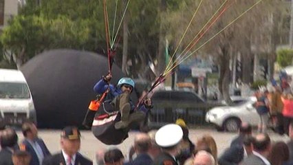 Paraşütçü protokolün üzerine indi