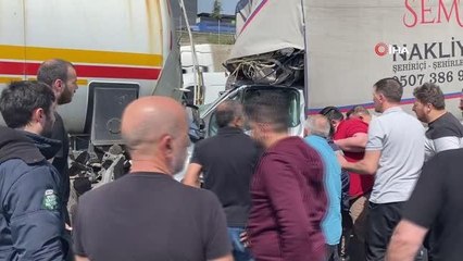 TEM'de 3 araç birbirine girdi... Tıra arkadan çarpan kamyonetin sürücüsünü vatandaşlar böyle kurtardı