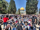 50 bin Müslüman İsrail saldırılarının gölgesinde Mescid-i Aksa'da Cuma namazı kıldı