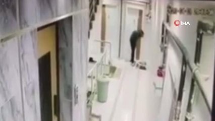 Apartmana giren şahıs, dairenin önündeki ayakkabılar çaldı... O anlar kamerada