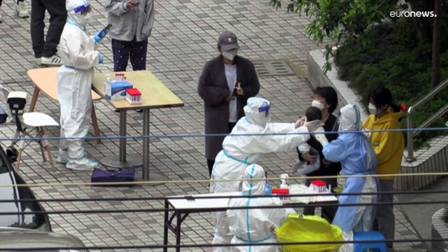 Enfrentamientos con la policía por el estricto confinamiento en Shanghái y el polémico aislamiento