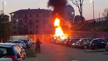 Paura in corso Dante, camper in fiamme in un parcheggio: colonna di fumo visibile da tutta la città