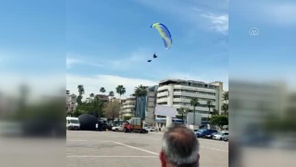 Kontrolünü kaybeden yamaç paraşütü pilotu protokolün yanına düştü