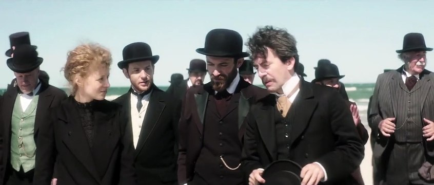 Marie Curie EXTRAIT Promenade sur la plage avec Einstein