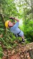 Un tyrolienne qui s'arrête brutalement à cause d'un obstacle étrange au milieu du parcours