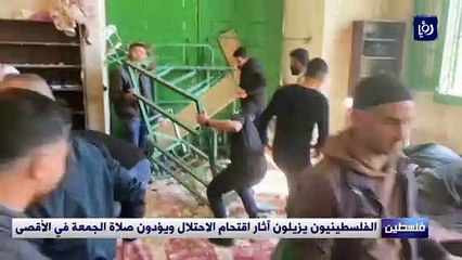 الفلسطينيون يزيلون آثار اقتحام الاحتلال ويؤدون صلاة الجمعة في الأقصى